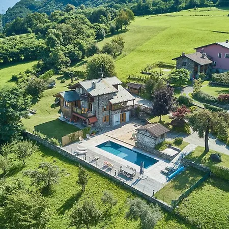 シャレー Con Piscina E Vista Panoramica コーリコ